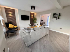 The perfect place 3 Bedroom house with garden and parking
